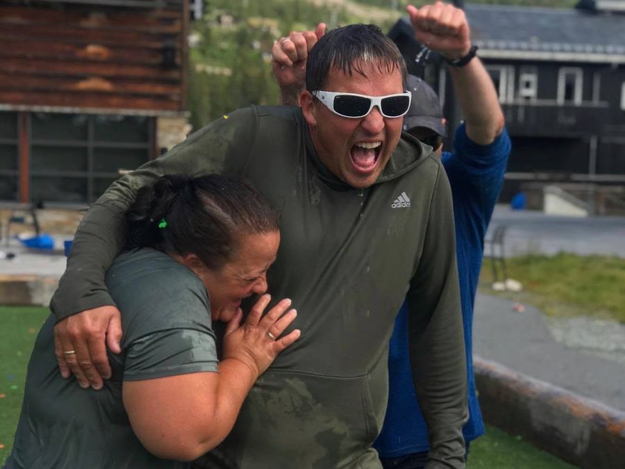 Heidi og Dagge gjennomvåte og jublende etter en vannballongkrig